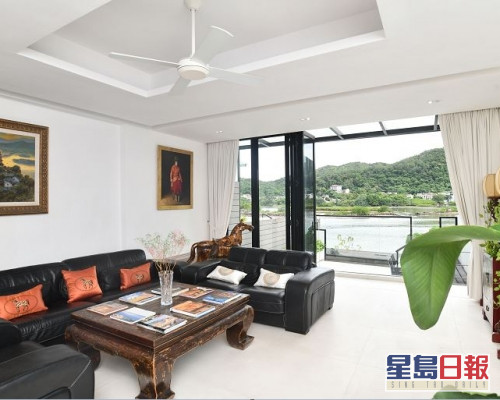 這是匡湖居單號屋,實用面積1051方呎,戶主之前豪花300萬裝潢。